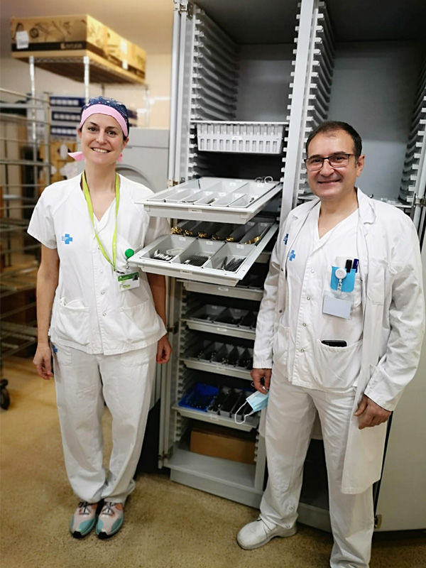 Mireia León en Alex Fernandez voor een operatie-instrumentenwagen