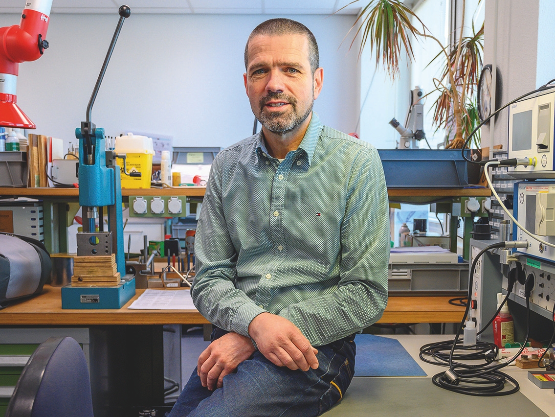 Jos Willems, Manager Technical Service & Repair Center zit op kantoor naast zijn instrumenten, klaar om zijn verhaal te vertellen.