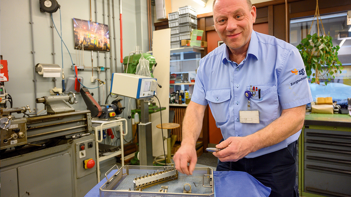 Medisch instrumentmaker René Tassche met een aesculap instrument inzijn hand.